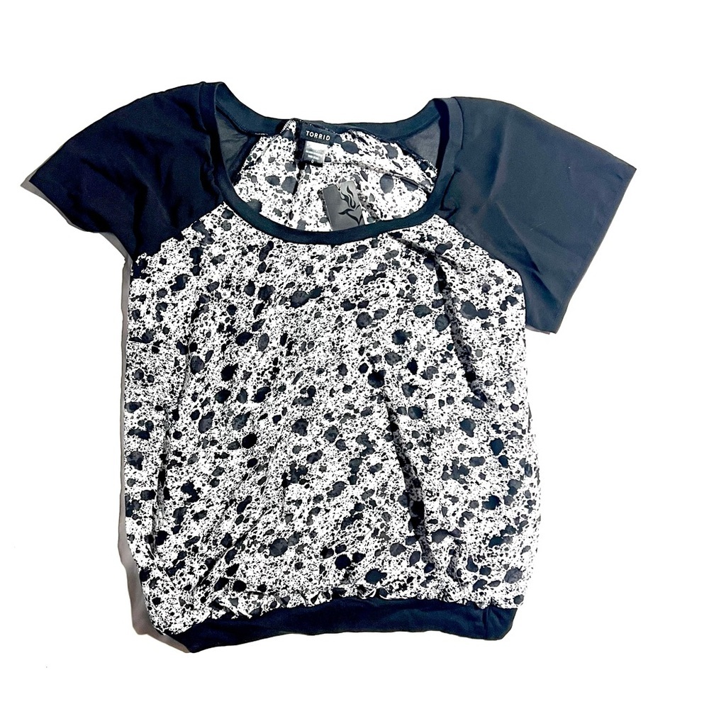 Torrid Plus Size Stretchy Black White Print Tee Shirt